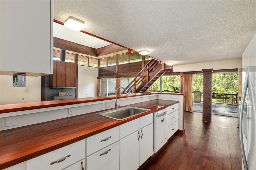 Active With Contract: $375,000 (4 beds, 4 baths, 4186 Square Feet)