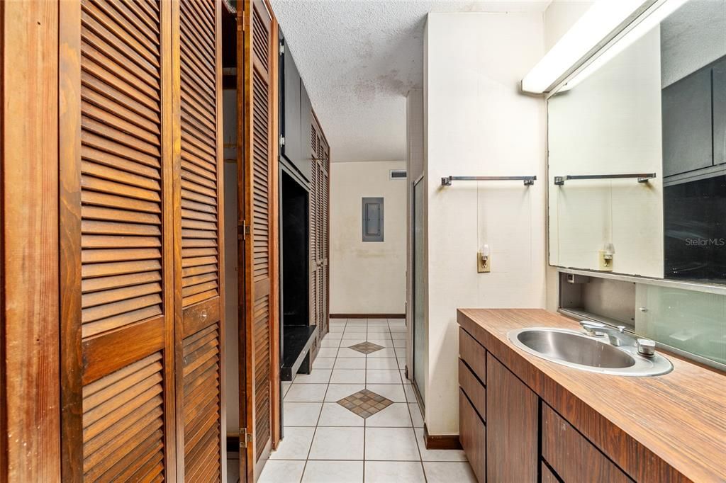 Active With Contract: $375,000 (4 beds, 4 baths, 4186 Square Feet)