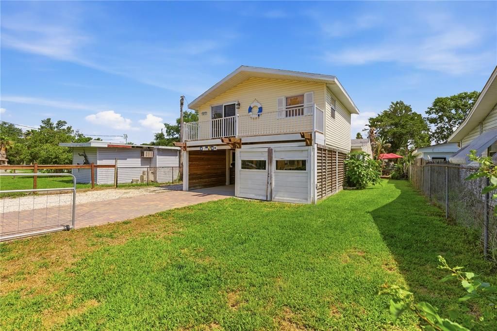 For Sale: $450,000 (3 beds, 3 baths, 1300 Square Feet)