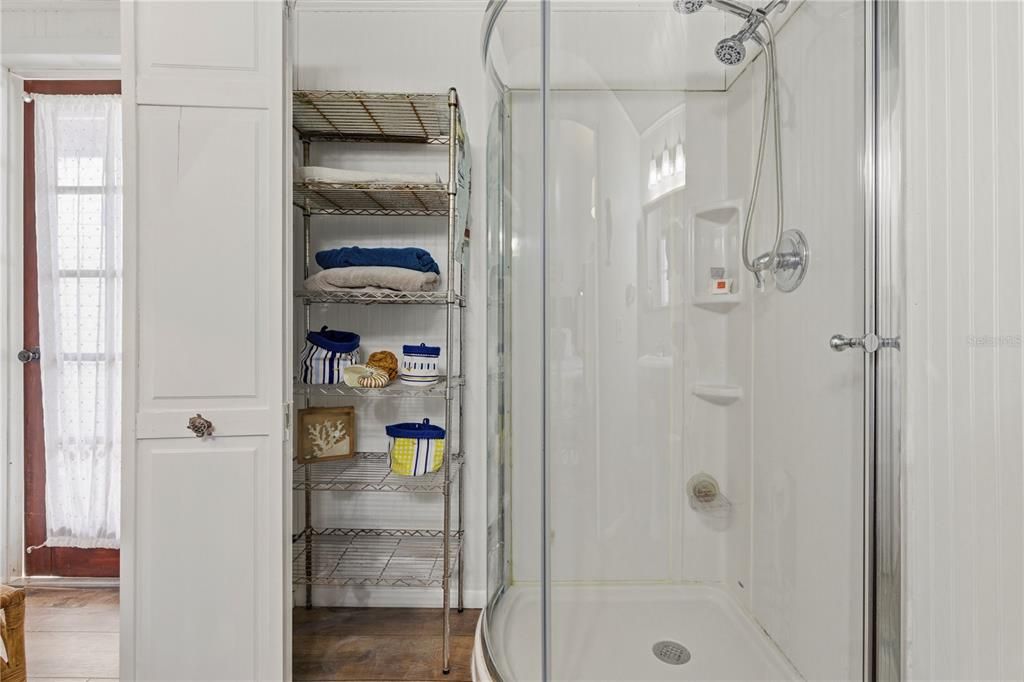 For Sale: $450,000 (3 beds, 3 baths, 1300 Square Feet)