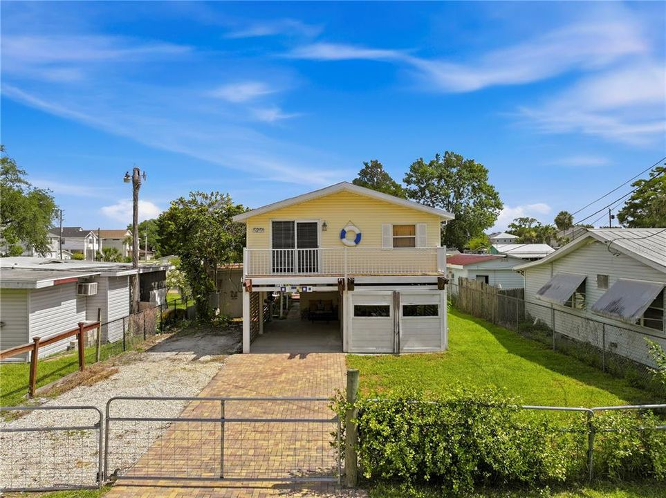 For Sale: $450,000 (3 beds, 3 baths, 1300 Square Feet)