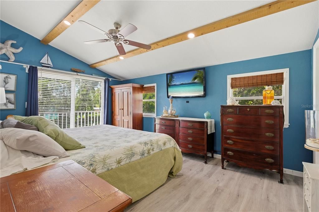 For Sale: $450,000 (3 beds, 3 baths, 1300 Square Feet)
