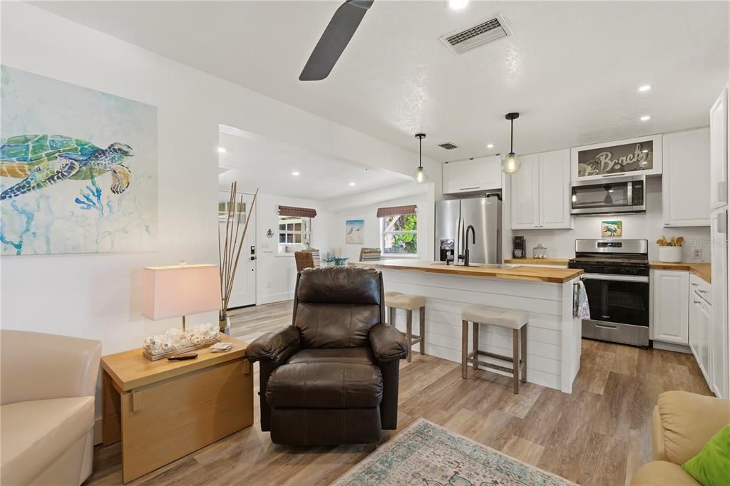 For Sale: $450,000 (3 beds, 3 baths, 1300 Square Feet)