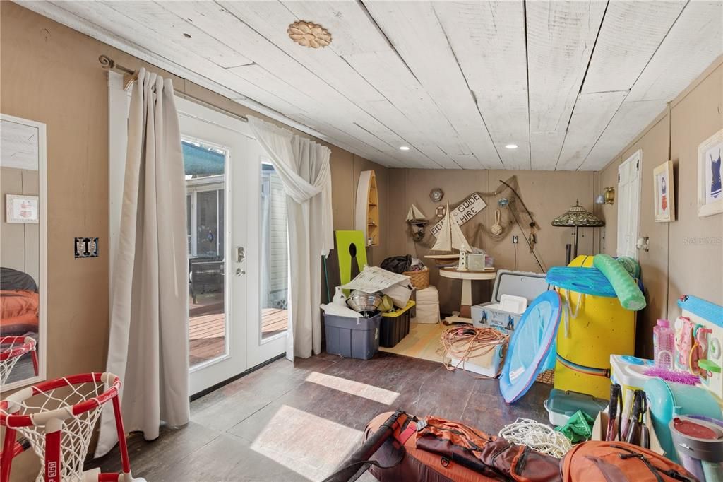 For Sale: $450,000 (3 beds, 3 baths, 1300 Square Feet)