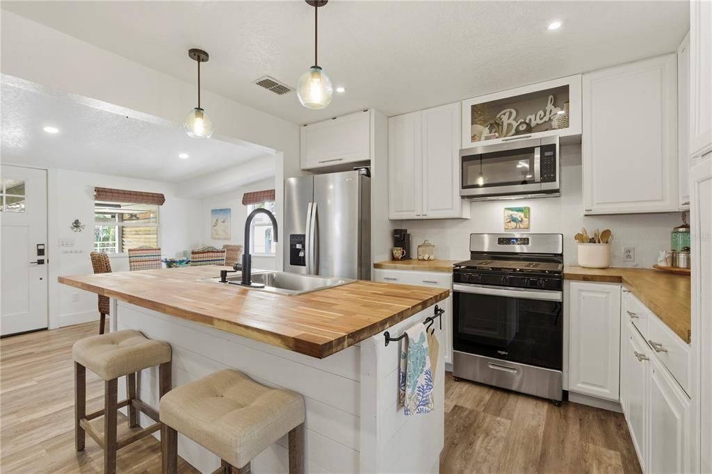 For Sale: $450,000 (3 beds, 3 baths, 1300 Square Feet)