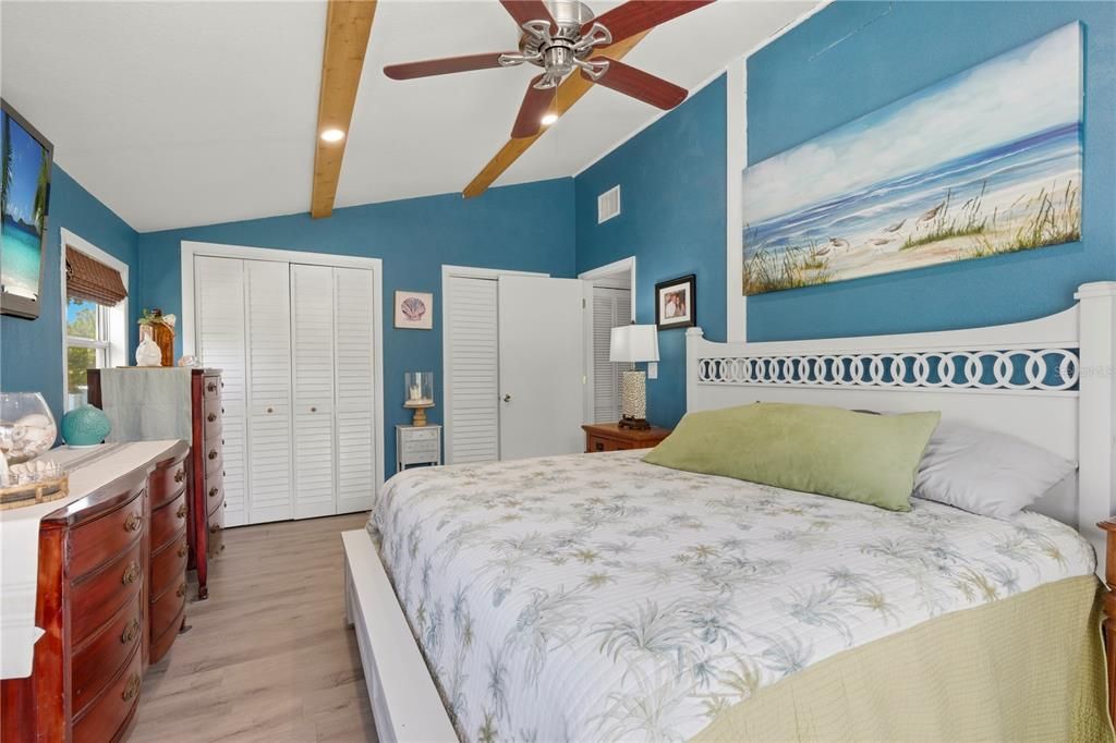 For Sale: $450,000 (3 beds, 3 baths, 1300 Square Feet)