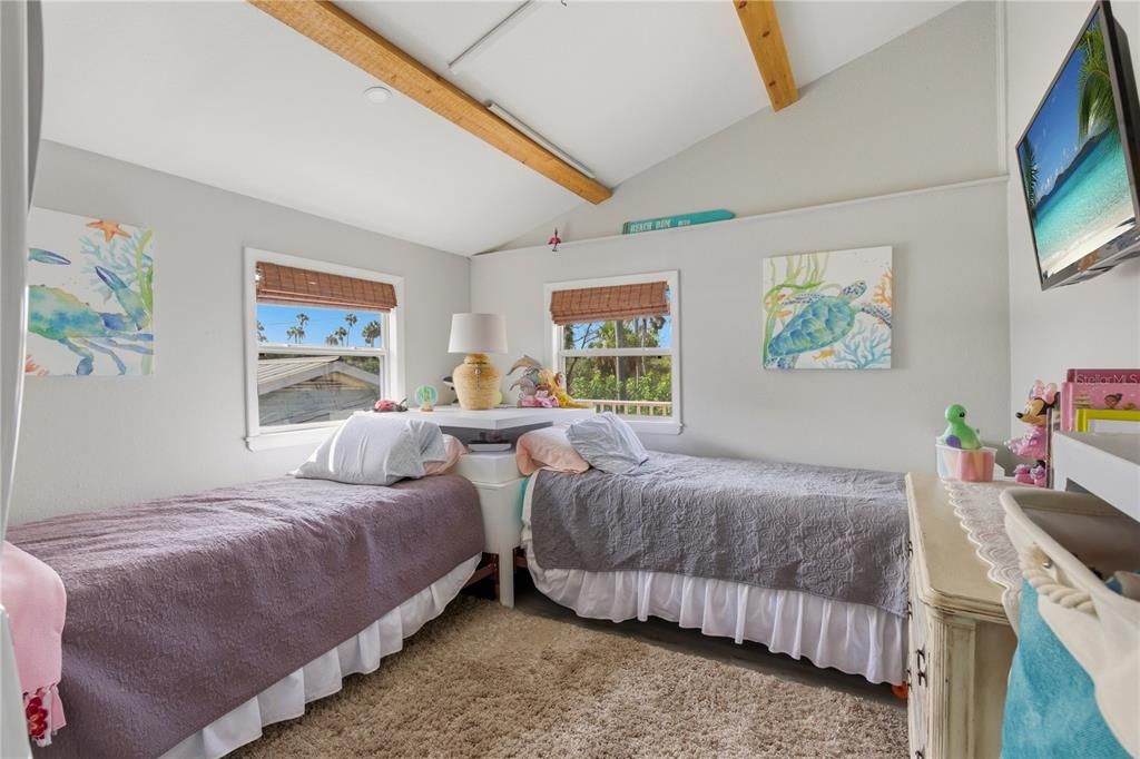 For Sale: $450,000 (3 beds, 3 baths, 1300 Square Feet)