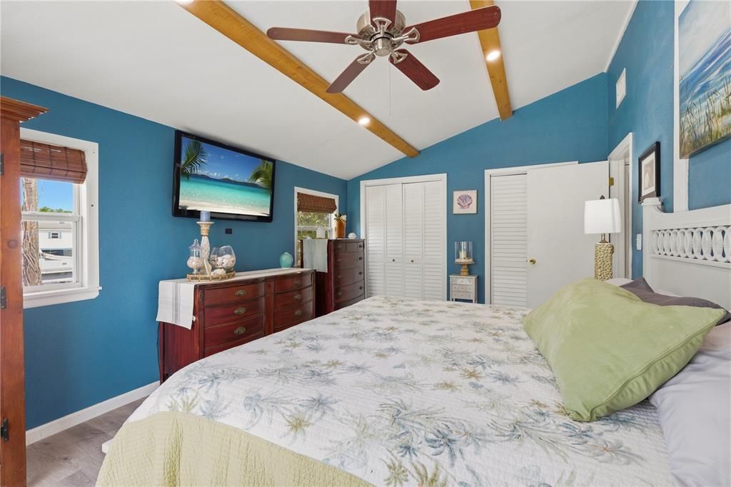 For Sale: $450,000 (3 beds, 3 baths, 1300 Square Feet)