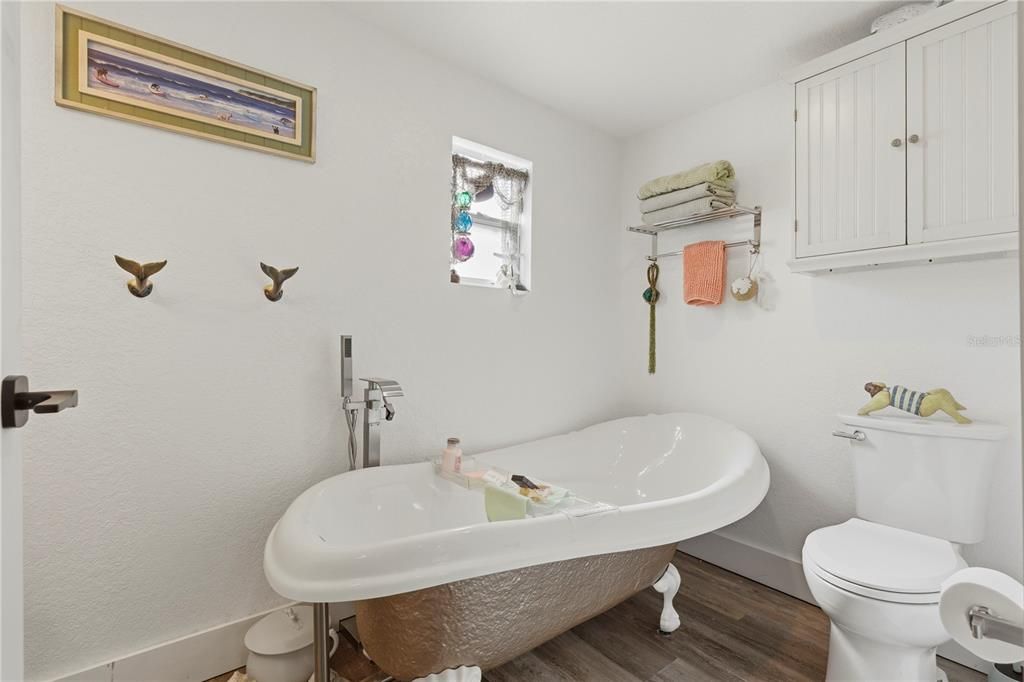 For Sale: $450,000 (3 beds, 3 baths, 1300 Square Feet)