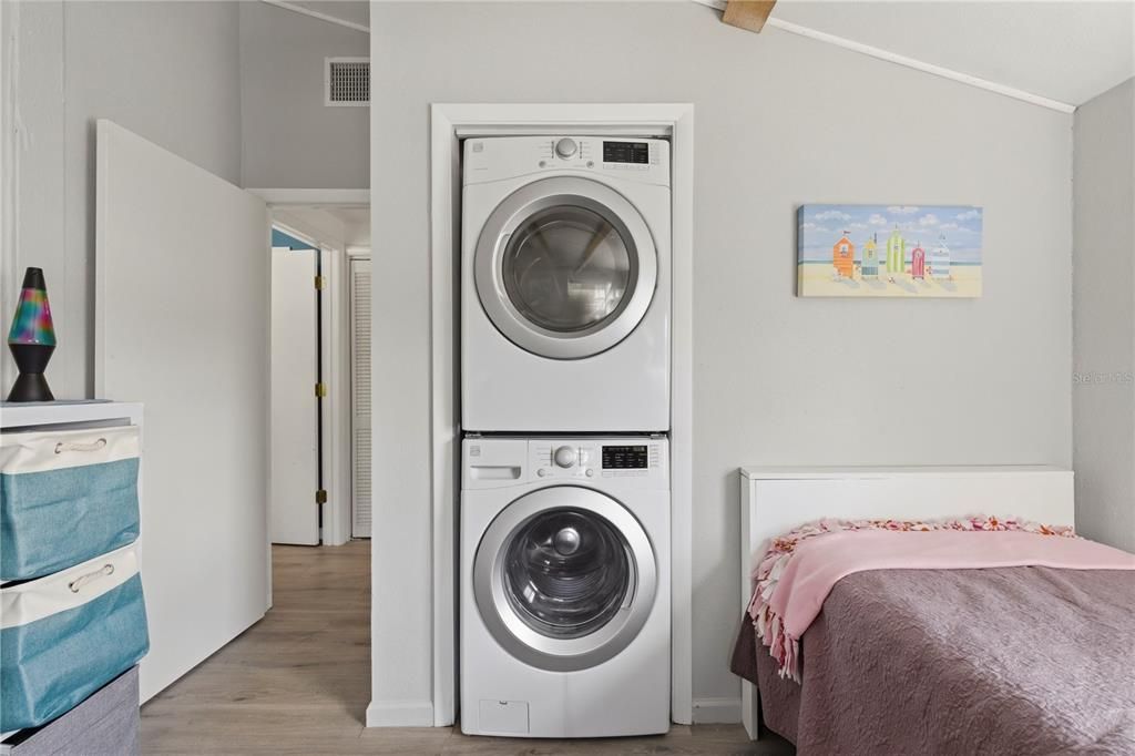 For Sale: $450,000 (3 beds, 3 baths, 1300 Square Feet)