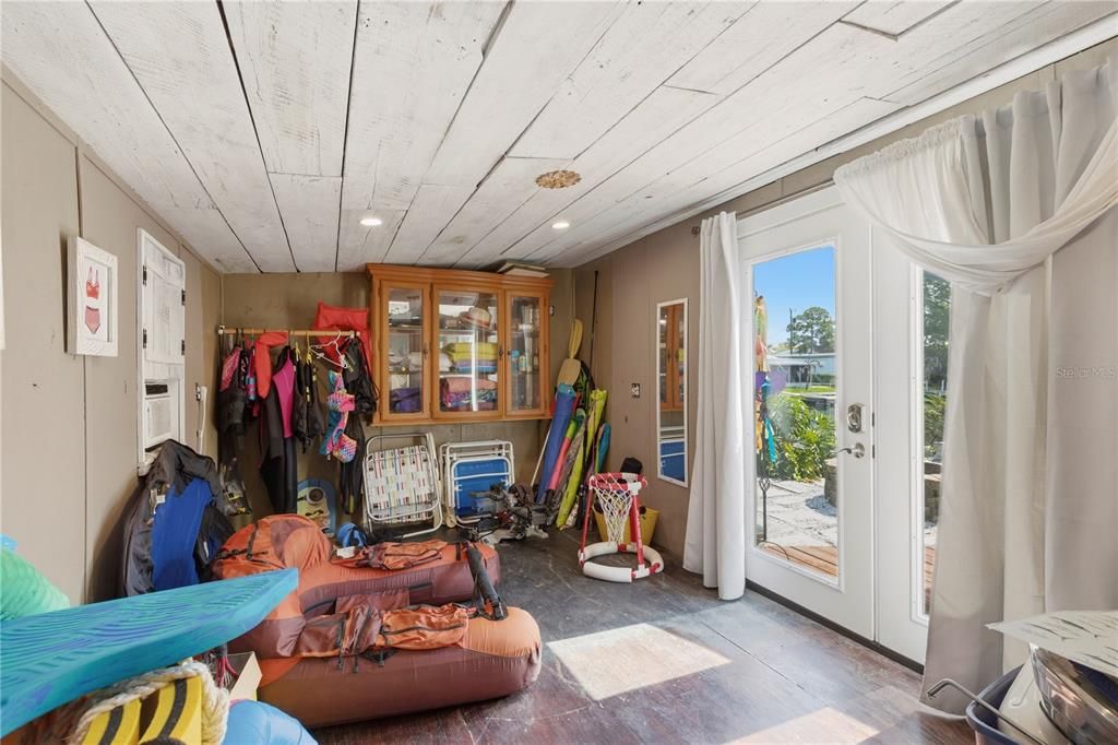 For Sale: $450,000 (3 beds, 3 baths, 1300 Square Feet)