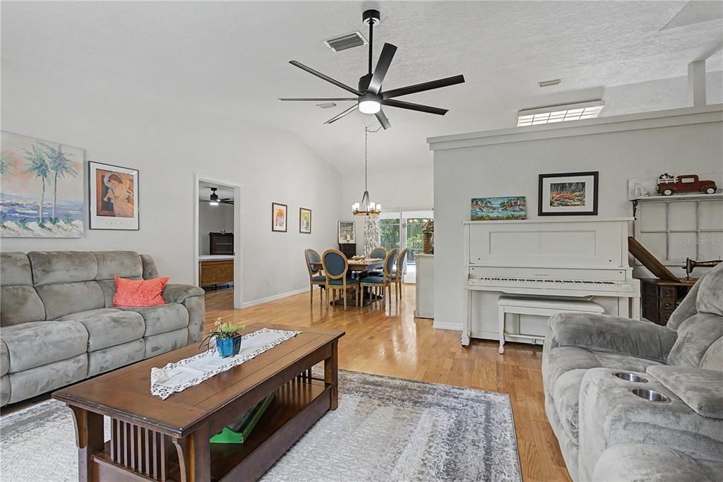 En Venta: $439,000 (3 camas, 2 baños, 1921 Pies cuadrados)