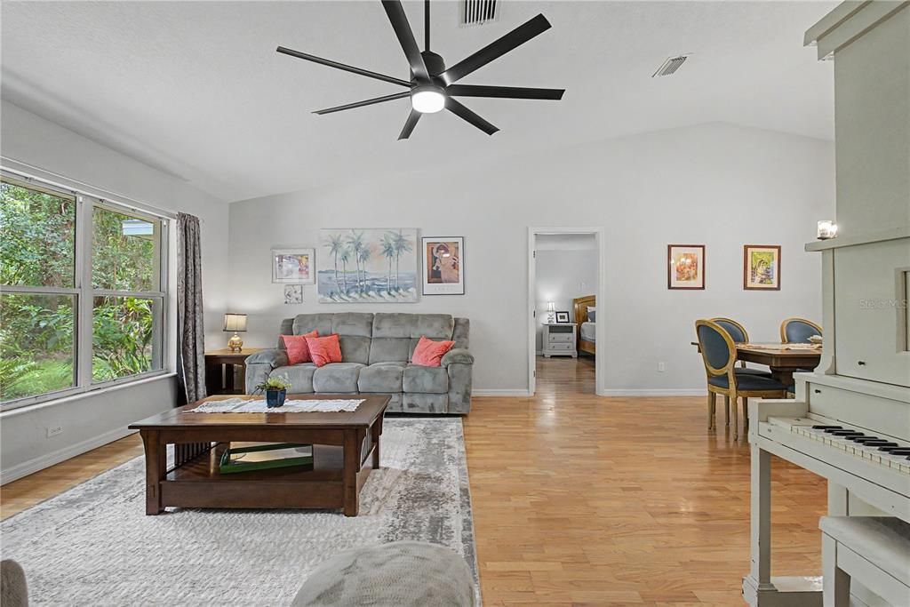 En Venta: $439,000 (3 camas, 2 baños, 1921 Pies cuadrados)