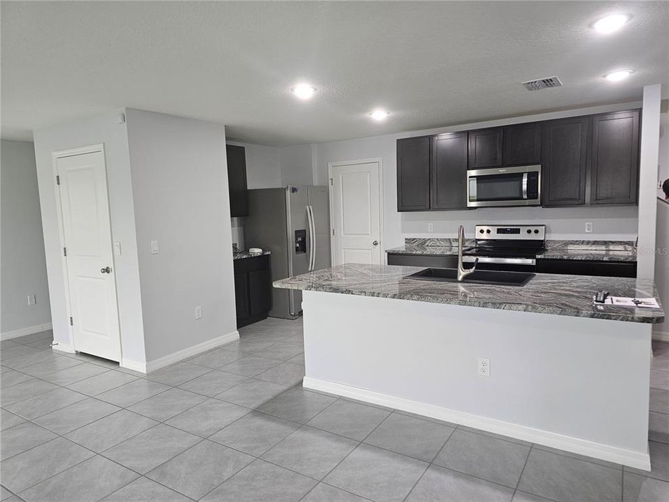 For Rent: $3,050 (4 beds, 2 baths, 2308 Square Feet)