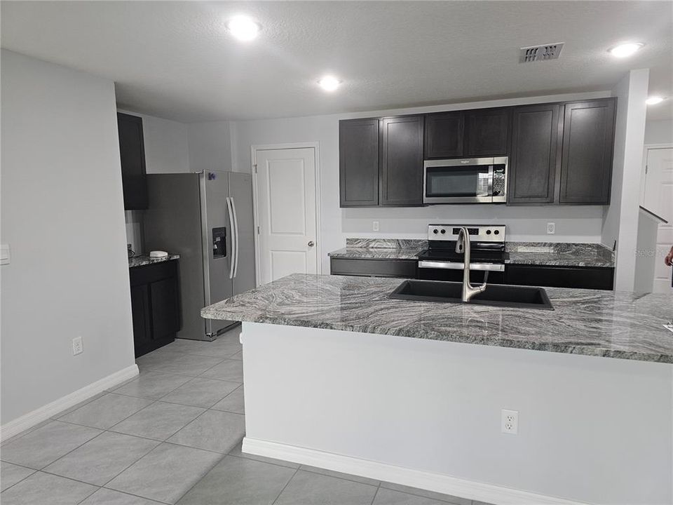 For Rent: $3,050 (4 beds, 2 baths, 2308 Square Feet)