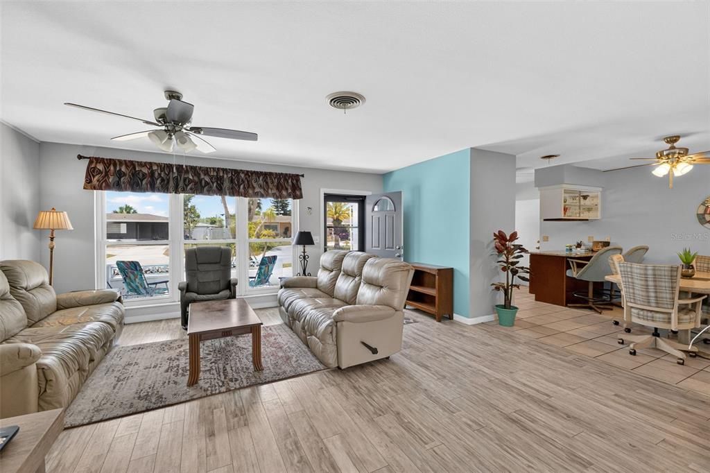 For Sale: $319,900 (2 beds, 2 baths, 1452 Square Feet)
