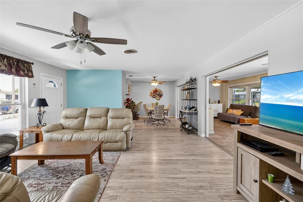For Sale: $319,900 (2 beds, 2 baths, 1452 Square Feet)