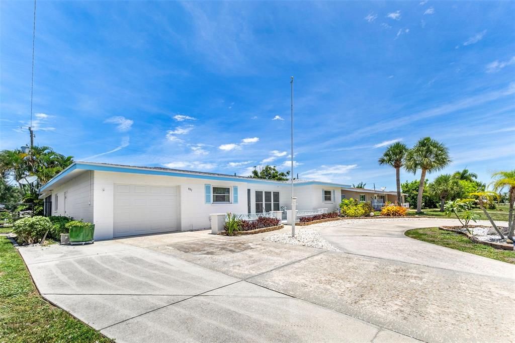 For Sale: $319,900 (2 beds, 2 baths, 1452 Square Feet)