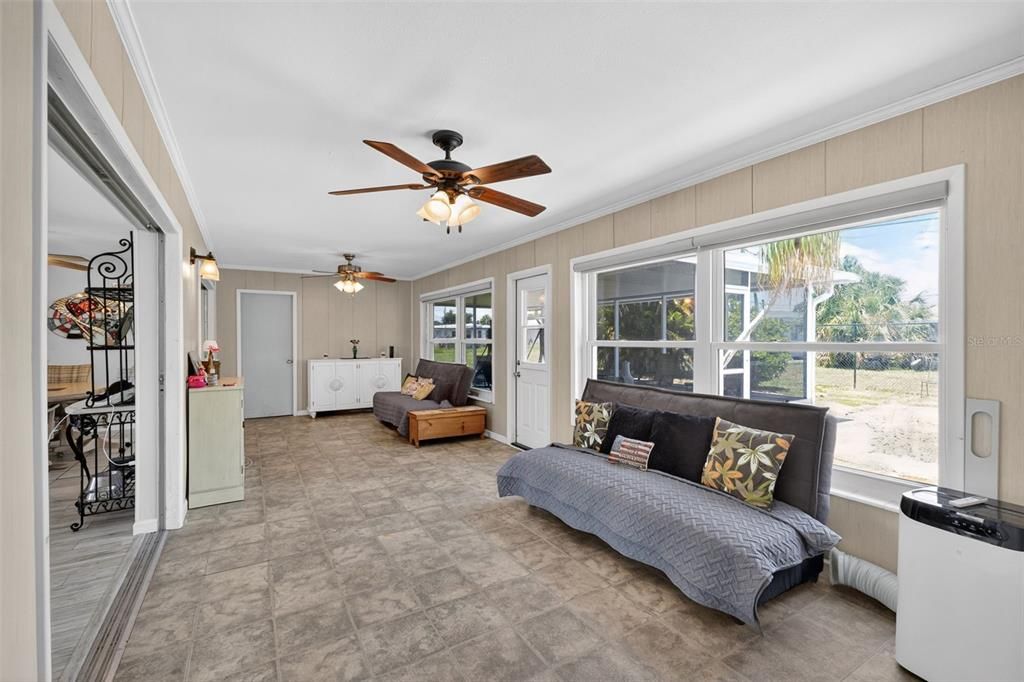 For Sale: $319,900 (2 beds, 2 baths, 1452 Square Feet)