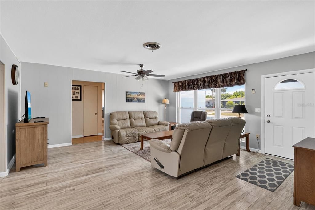 For Sale: $319,900 (2 beds, 2 baths, 1452 Square Feet)