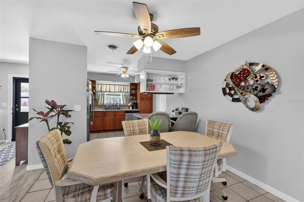 For Sale: $319,900 (2 beds, 2 baths, 1452 Square Feet)