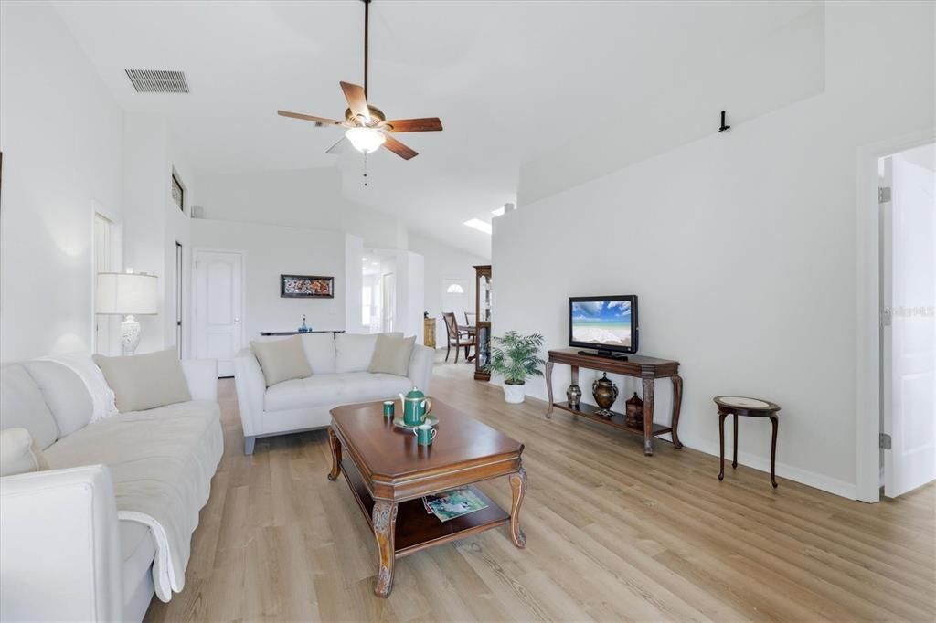 For Sale: $449,000 (2 beds, 2 baths, 2139 Square Feet)