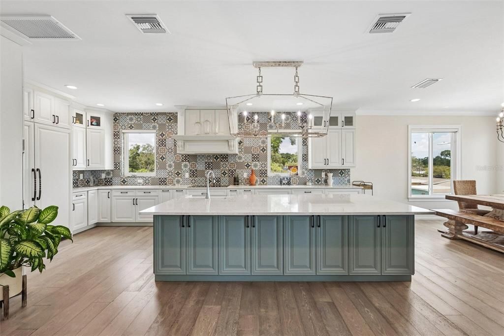 For Sale: $3,189,000 (6 beds, 4 baths, 5574 Square Feet)