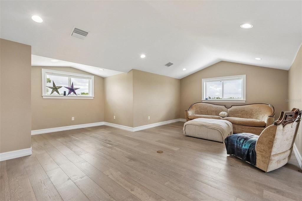 For Sale: $3,189,000 (6 beds, 4 baths, 5574 Square Feet)
