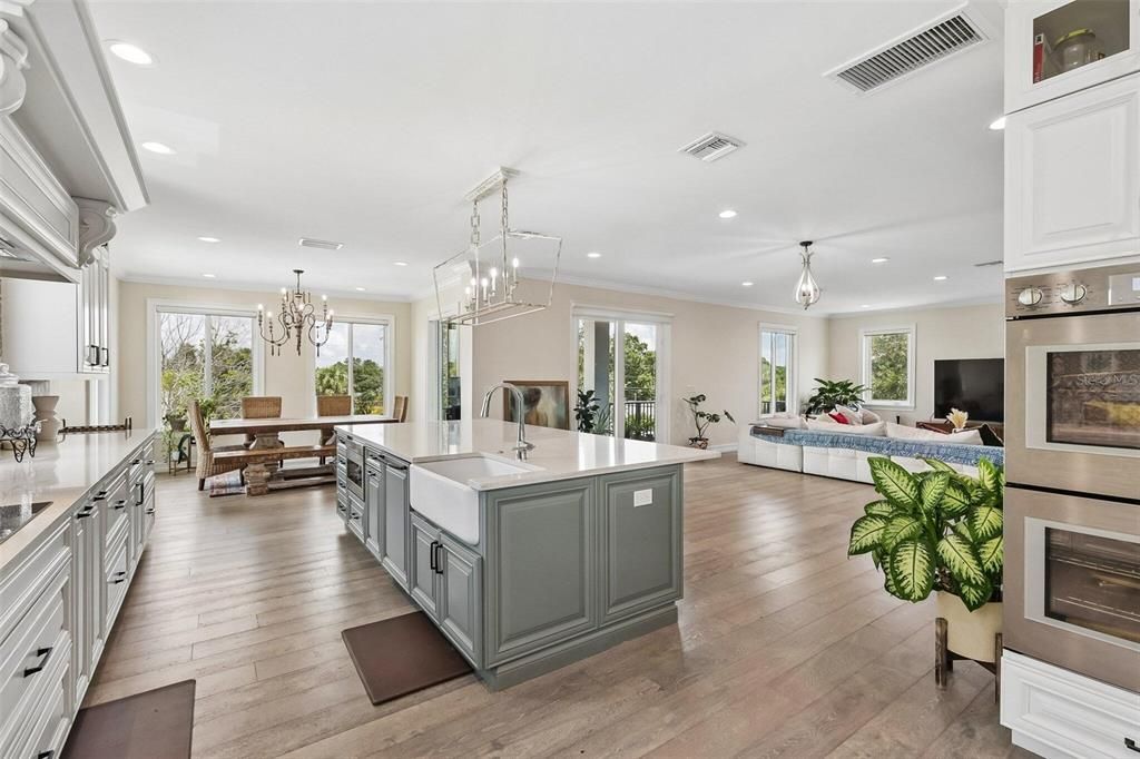 For Sale: $3,189,000 (6 beds, 4 baths, 5574 Square Feet)