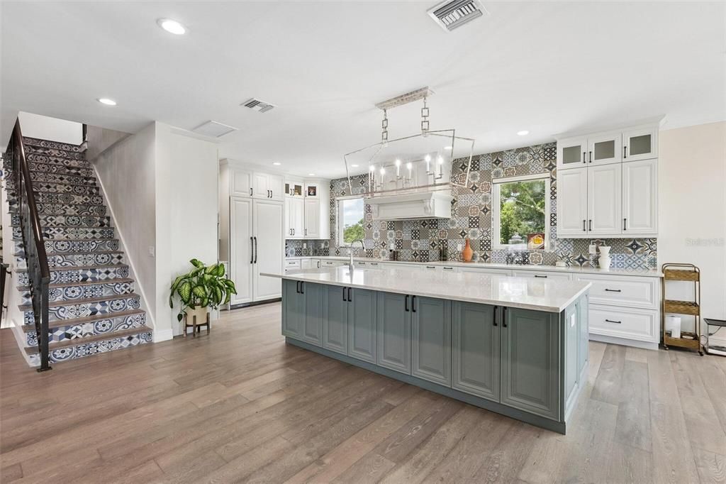 For Sale: $3,189,000 (6 beds, 4 baths, 5574 Square Feet)