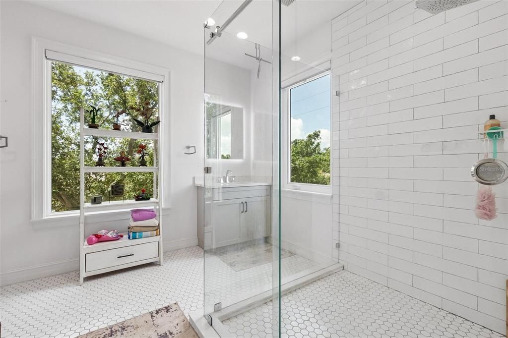 For Sale: $3,189,000 (6 beds, 4 baths, 5574 Square Feet)