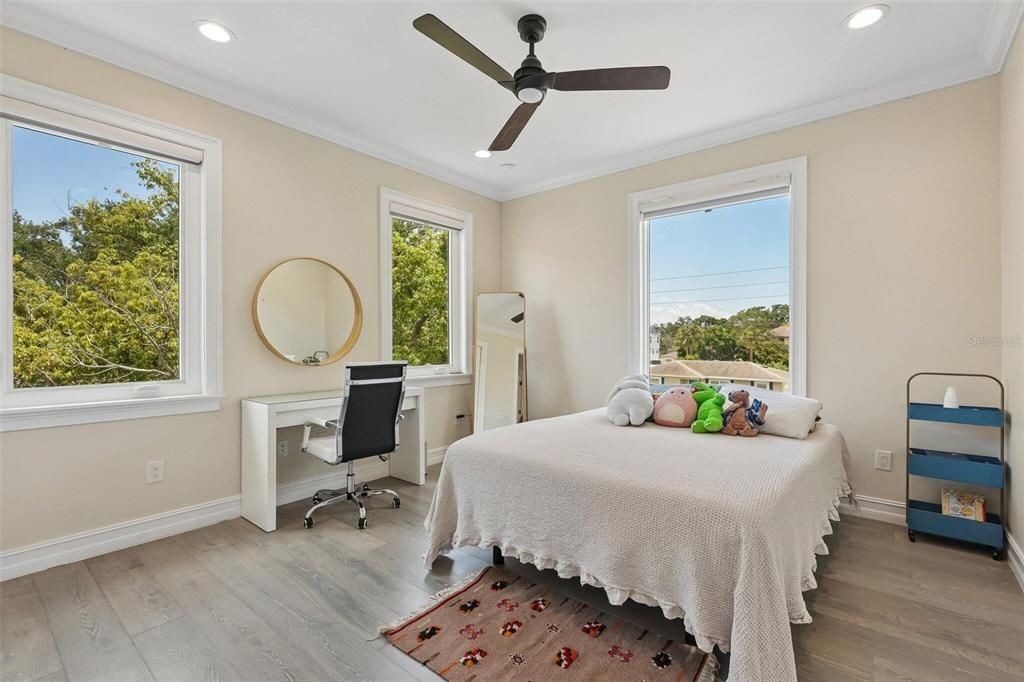 For Sale: $3,189,000 (6 beds, 4 baths, 5574 Square Feet)