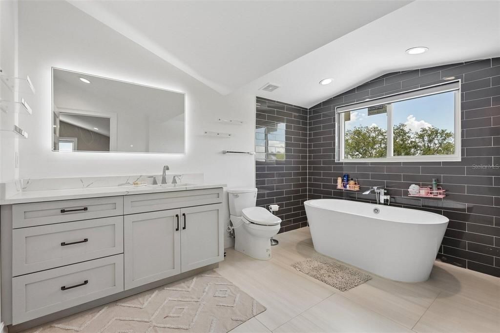 For Sale: $3,189,000 (6 beds, 4 baths, 5574 Square Feet)
