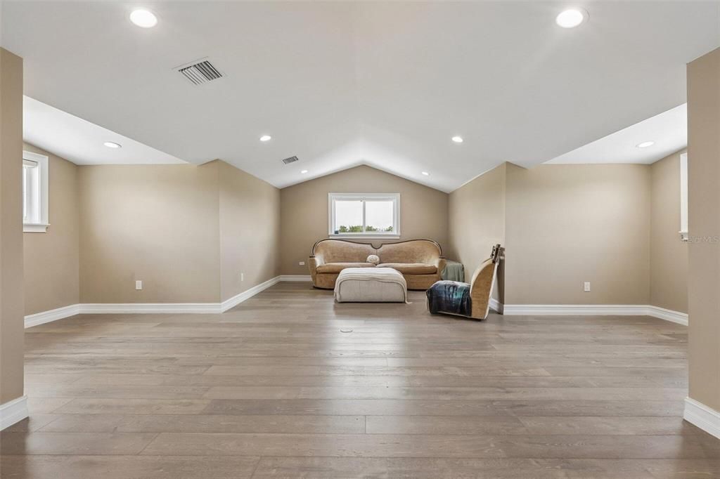 For Sale: $3,189,000 (6 beds, 4 baths, 5574 Square Feet)