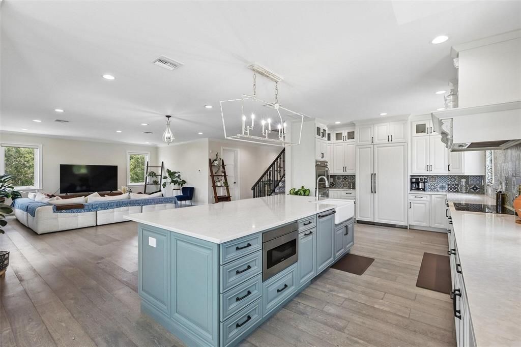 For Sale: $3,189,000 (6 beds, 4 baths, 5574 Square Feet)