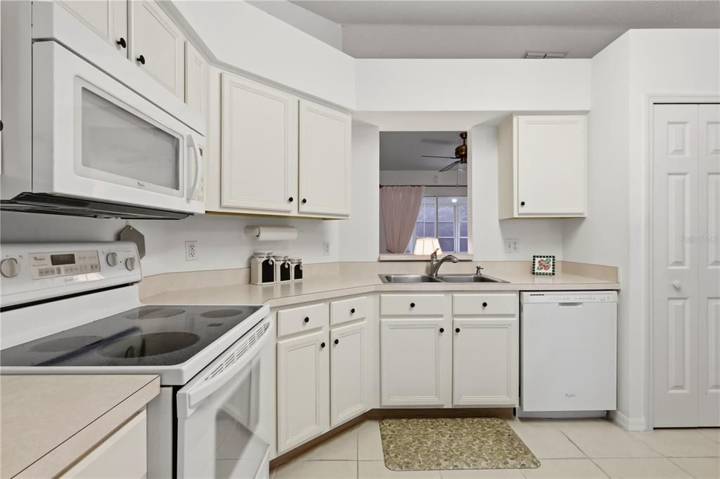 For Sale: $199,950 (2 beds, 2 baths, 952 Square Feet)