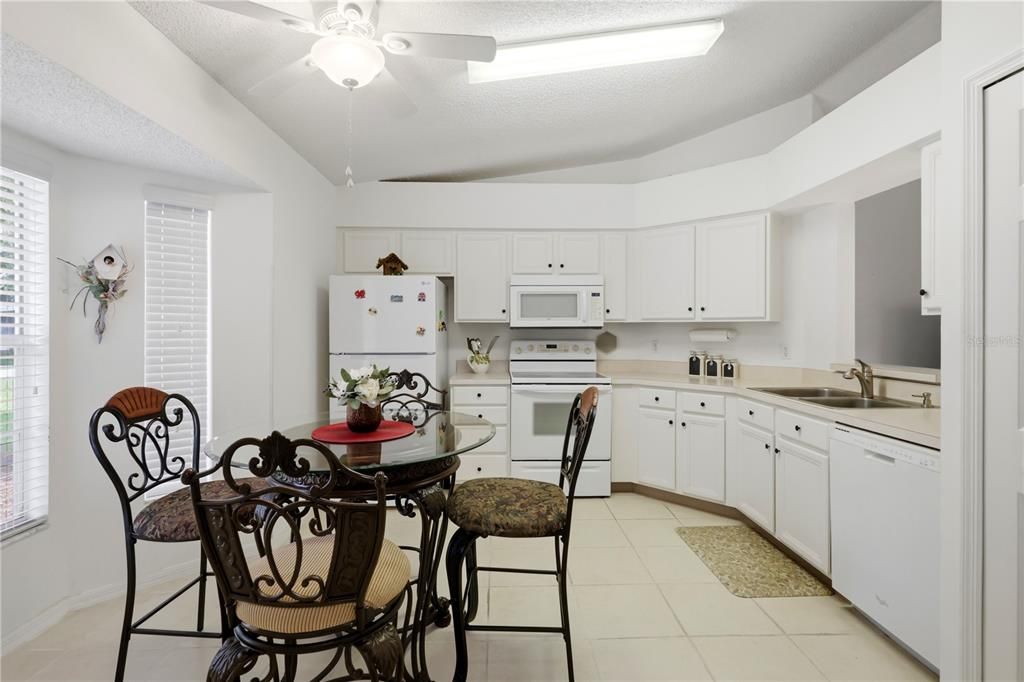 For Sale: $199,950 (2 beds, 2 baths, 952 Square Feet)