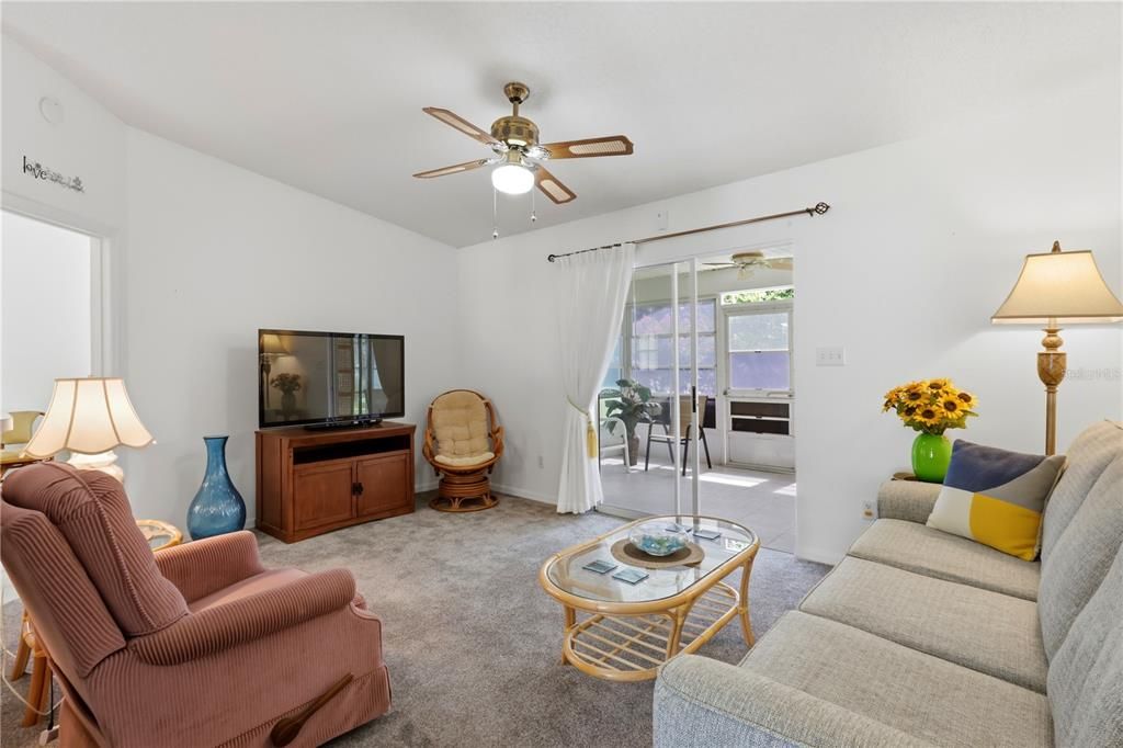 For Sale: $199,950 (2 beds, 2 baths, 952 Square Feet)