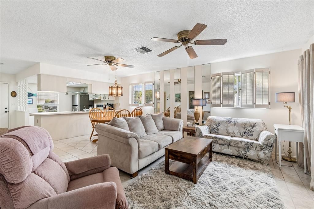 For Sale: $154,000 (2 beds, 2 baths, 1029 Square Feet)