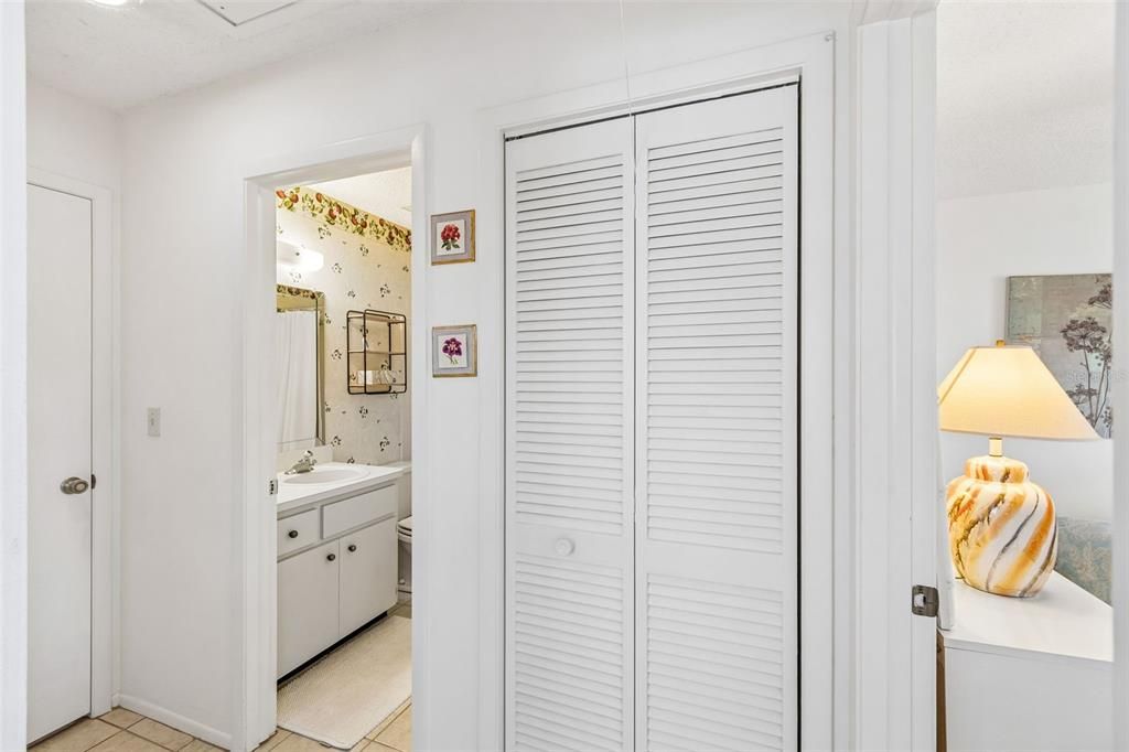For Sale: $154,000 (2 beds, 2 baths, 1029 Square Feet)