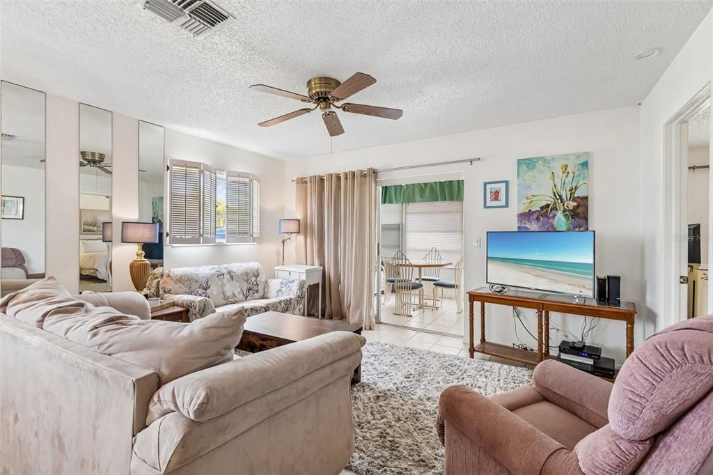 For Sale: $154,000 (2 beds, 2 baths, 1029 Square Feet)