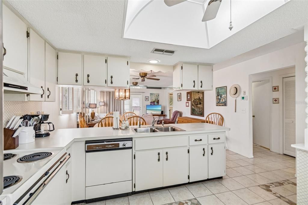 For Sale: $154,000 (2 beds, 2 baths, 1029 Square Feet)