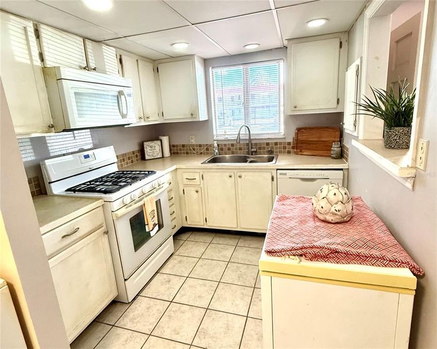 For Sale: $55,000 (1 beds, 1 baths, 663 Square Feet)