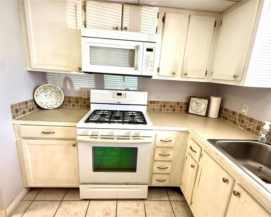 For Sale: $55,000 (1 beds, 1 baths, 663 Square Feet)