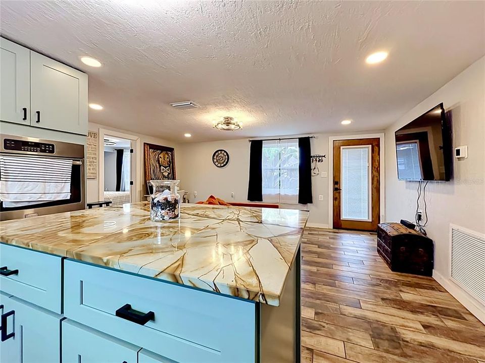 For Sale: $339,900 (3 beds, 1 baths, 924 Square Feet)