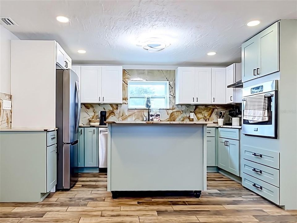 For Sale: $339,900 (3 beds, 1 baths, 924 Square Feet)