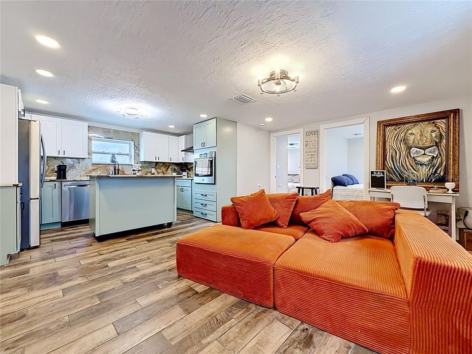 For Sale: $339,900 (3 beds, 1 baths, 924 Square Feet)