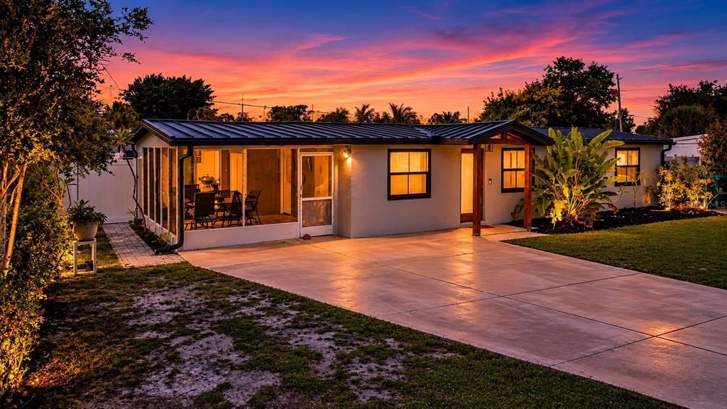 For Sale: $339,900 (3 beds, 1 baths, 924 Square Feet)