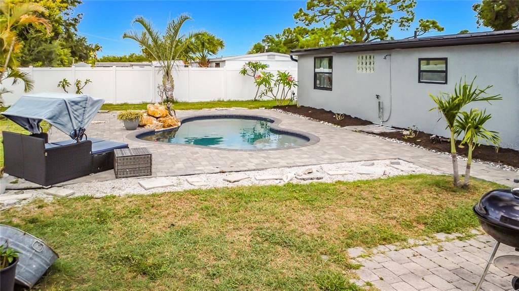 For Sale: $339,900 (3 beds, 1 baths, 924 Square Feet)