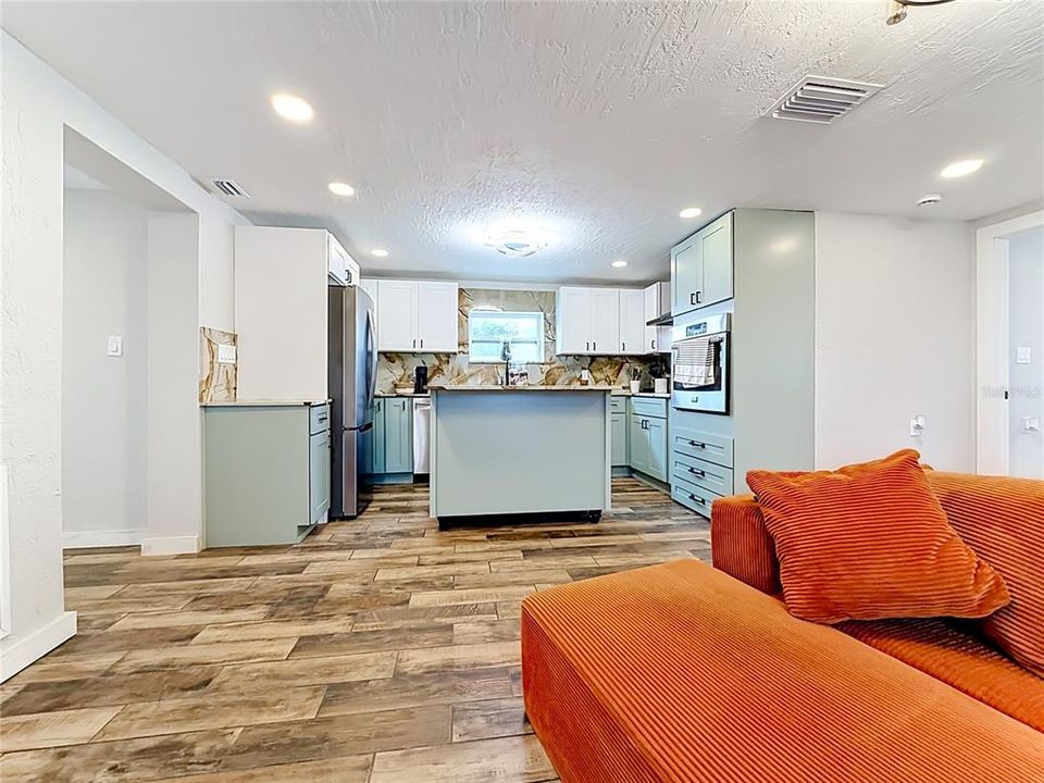 For Sale: $339,900 (3 beds, 1 baths, 924 Square Feet)